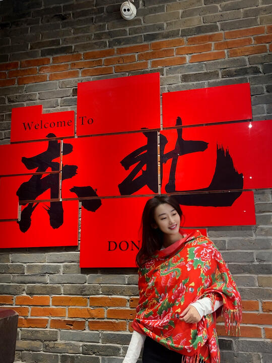 穿红袄来大花，体验东北特色铁锅炖🍲