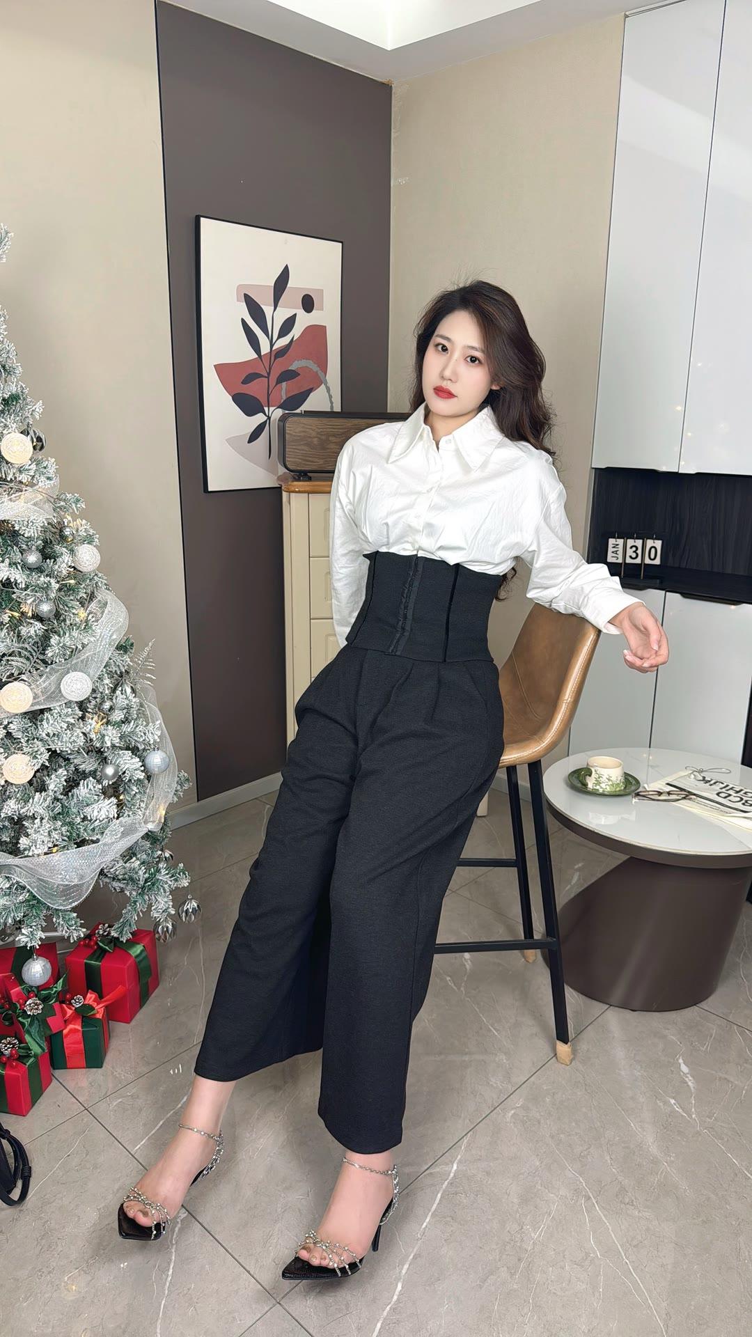 职场穿搭怎样更显女人味?白衬衫+高腰束腰阔腿裤，是职场女性的气质密码。挺括衬衫自