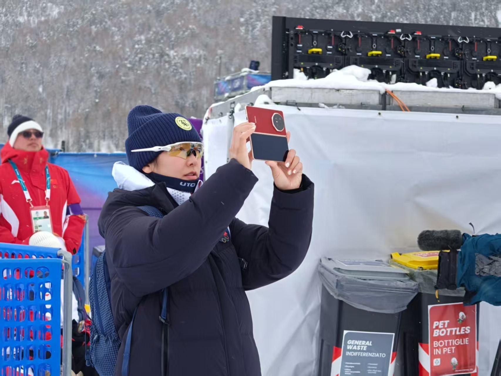 荣耀Magic V6和徐梦桃这支片子直接官宣了满血8E5芯片，用运动员的满血精神