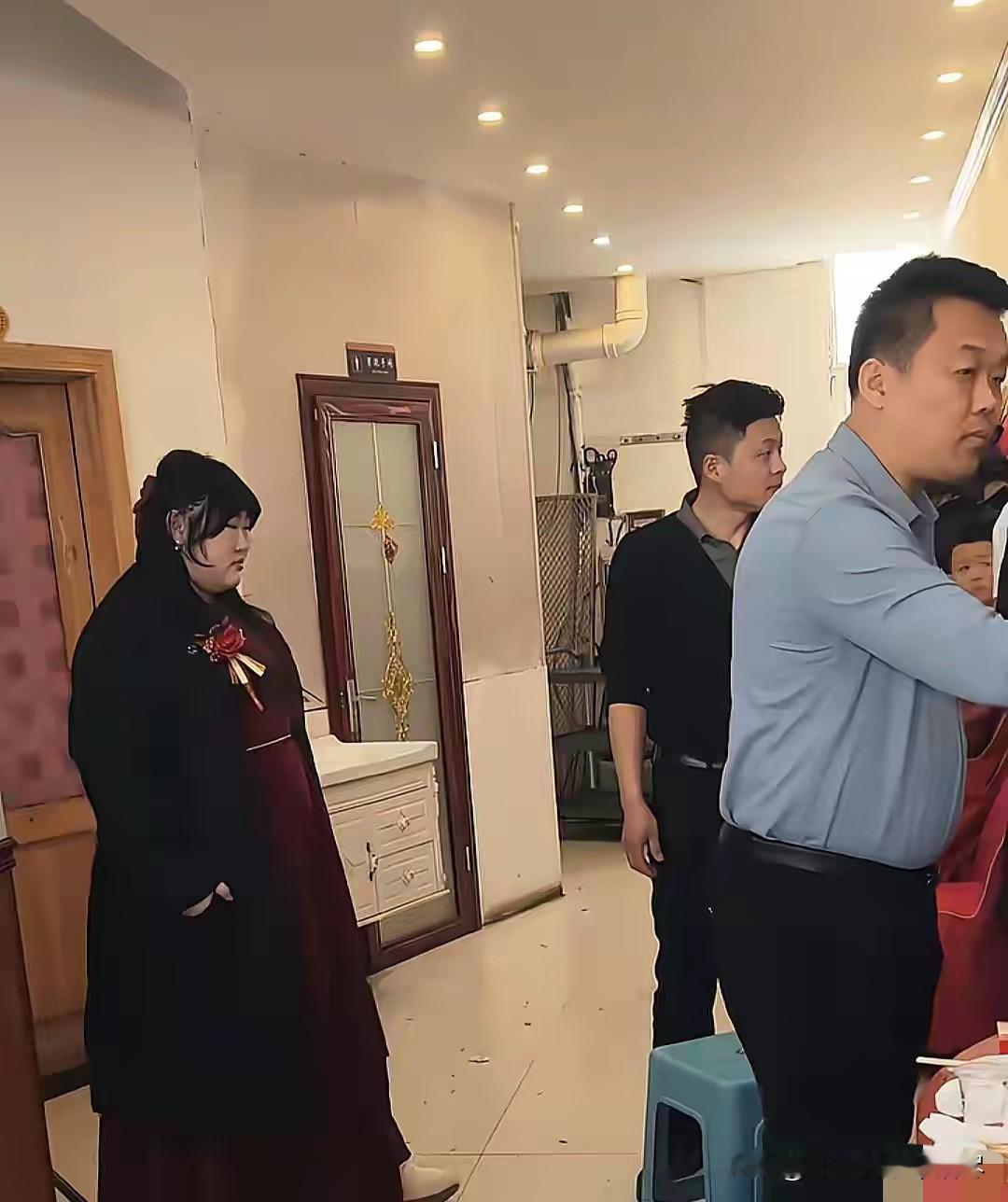 难道在山东结婚敬酒的时候，新娘不用跟着新郎一起敬酒吗？昨天朱之文的女儿朱雪梅举办