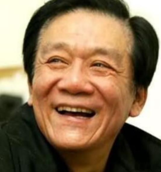 2007年，侯耀文突发心脏病去世，当女儿收拾遗物时，却发现他卡里的500万存款和