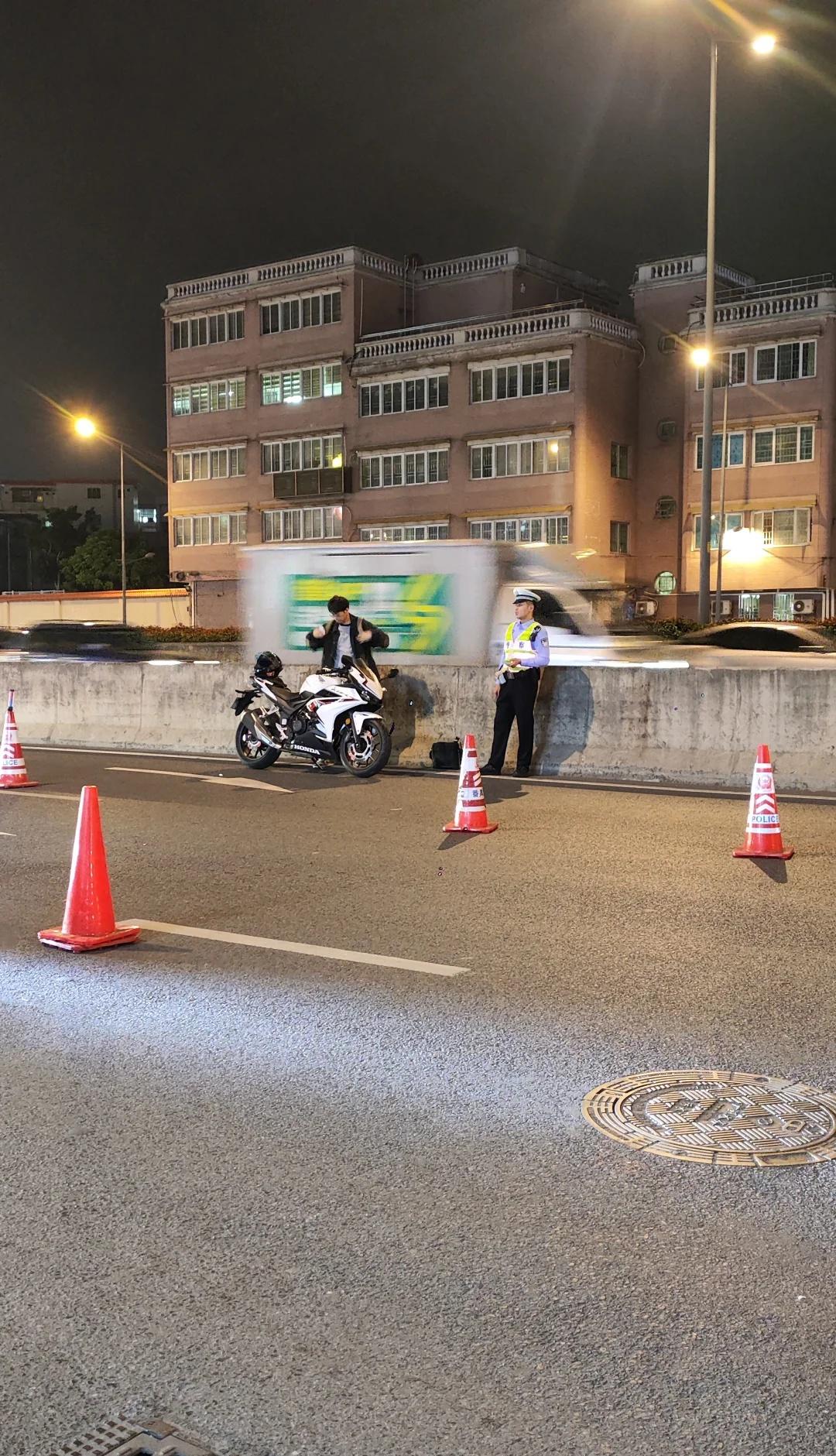 南大干线，炸街小伙驾照12分已扣，车没了？
今天晚上下班，路过南大干线看到的😏