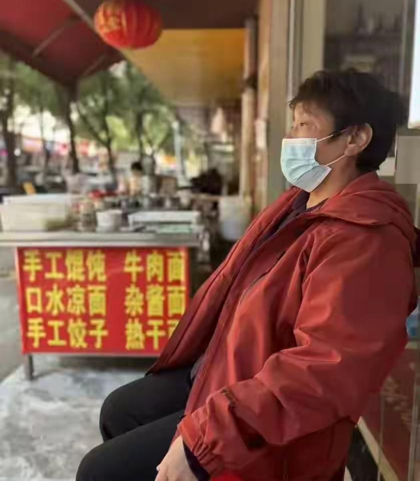 武汉55岁母亲捐肾救子，拒收善款。馄饨摊复业当天顾客排长龙，儿子透析报告现正常数