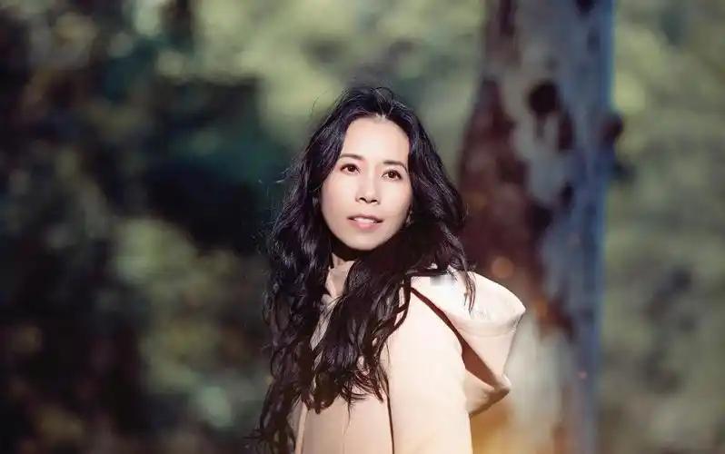 为什么很多人会和挚爱分开，最后却和不那么爱的人共度余生？
 
20多年前，莫文蔚