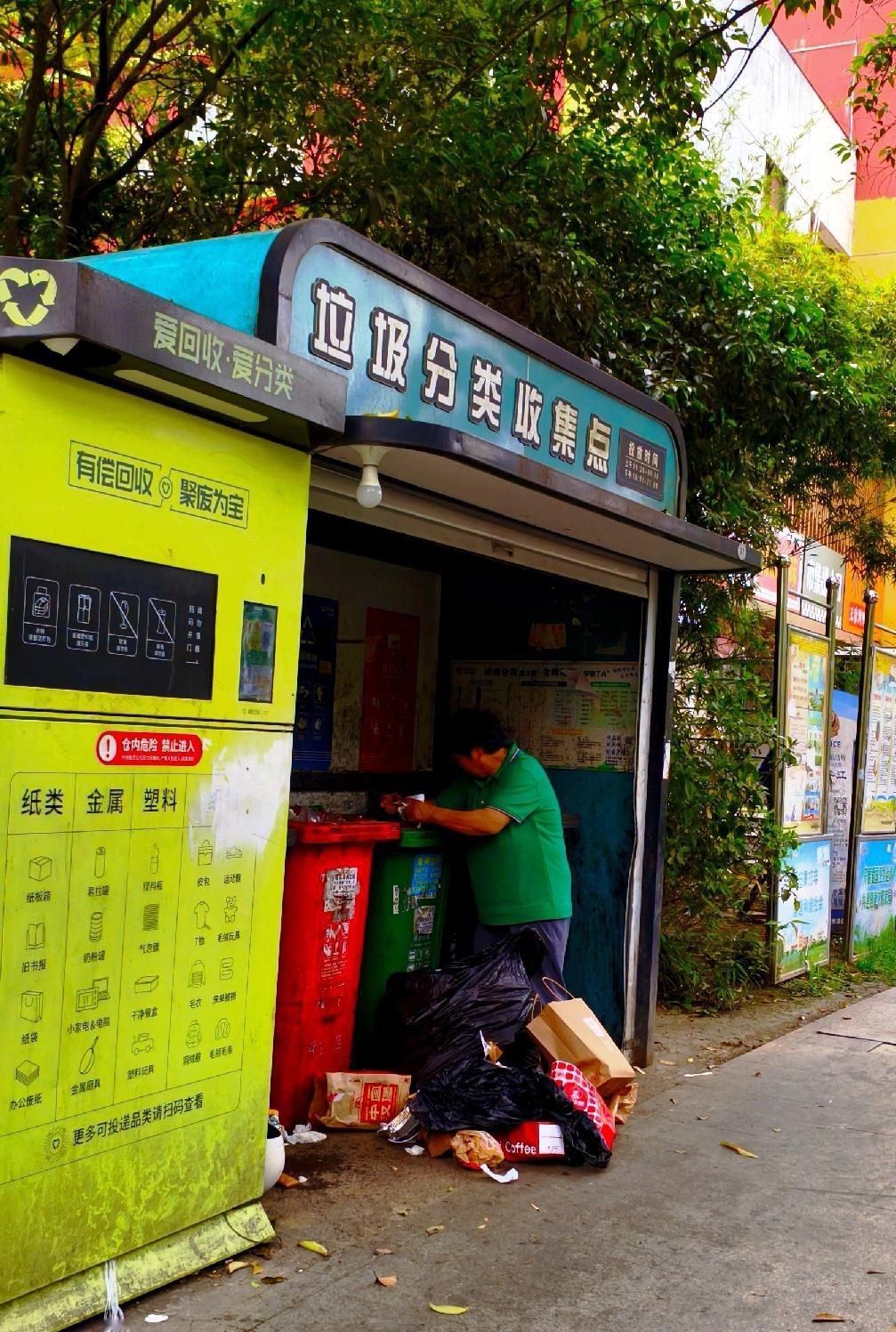 大家怎么看小区捡废品行为?小区里有人捡废品，看法还挺多元的。有人觉得挺好，毕竟能