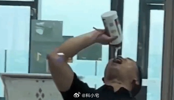 是个猛人！男子带茅台乘高铁被拦 当场三分钟豪饮整瓶 