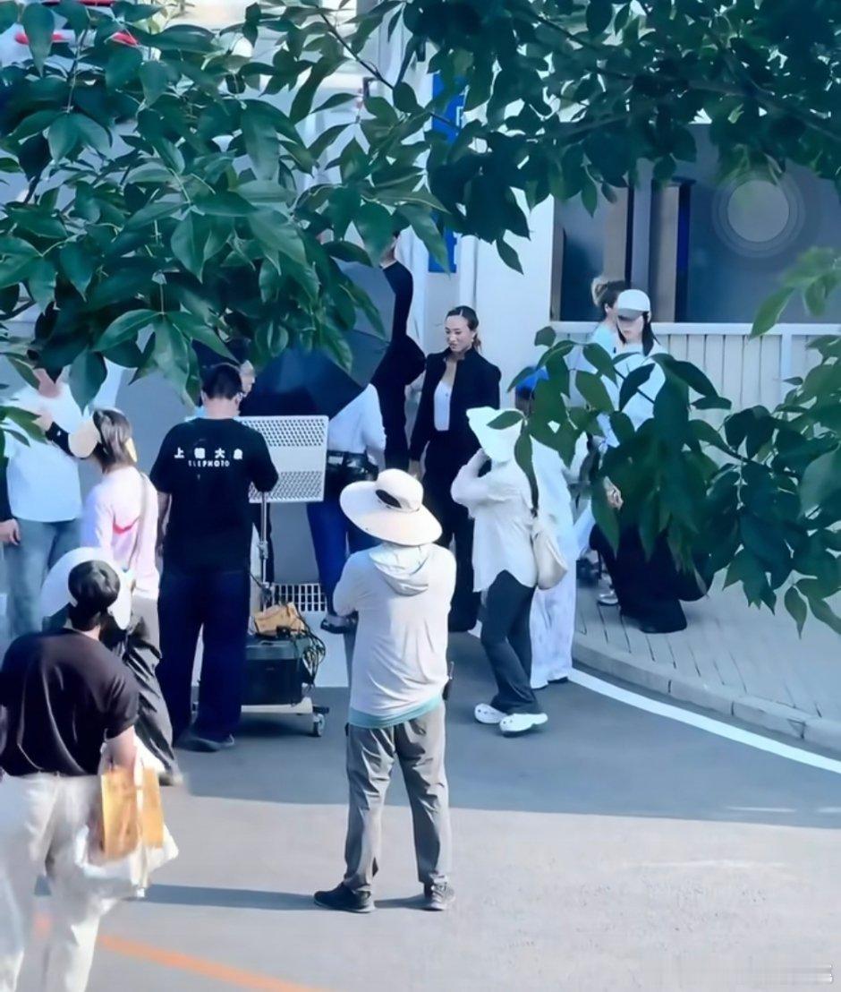 queen文在北京拍雕的广告 ​​​