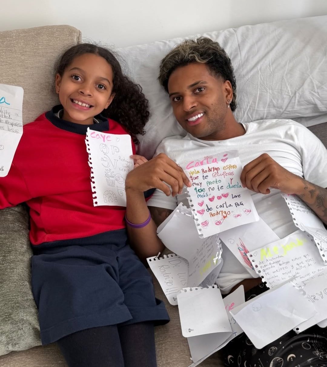 罗德里妹的好朋友们都给罗德里戈写了祝福康复的信 🥹🙏🏾🥰💜 