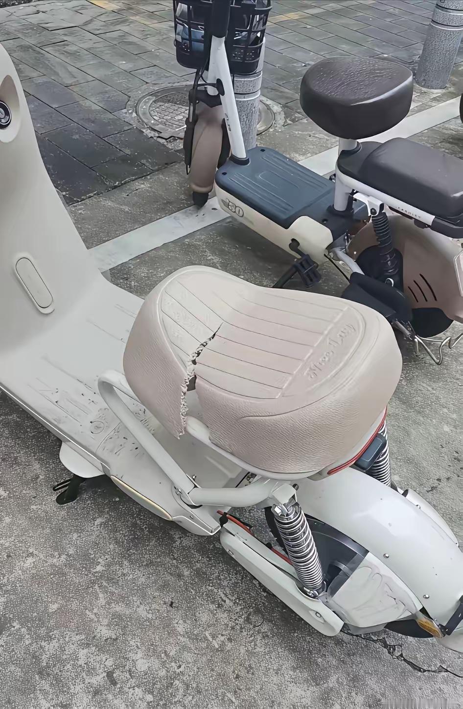 新标准电车车座两半了[笑哭]
这位网友不会是第一位新标准电车的受伤者吧？毕竟才推