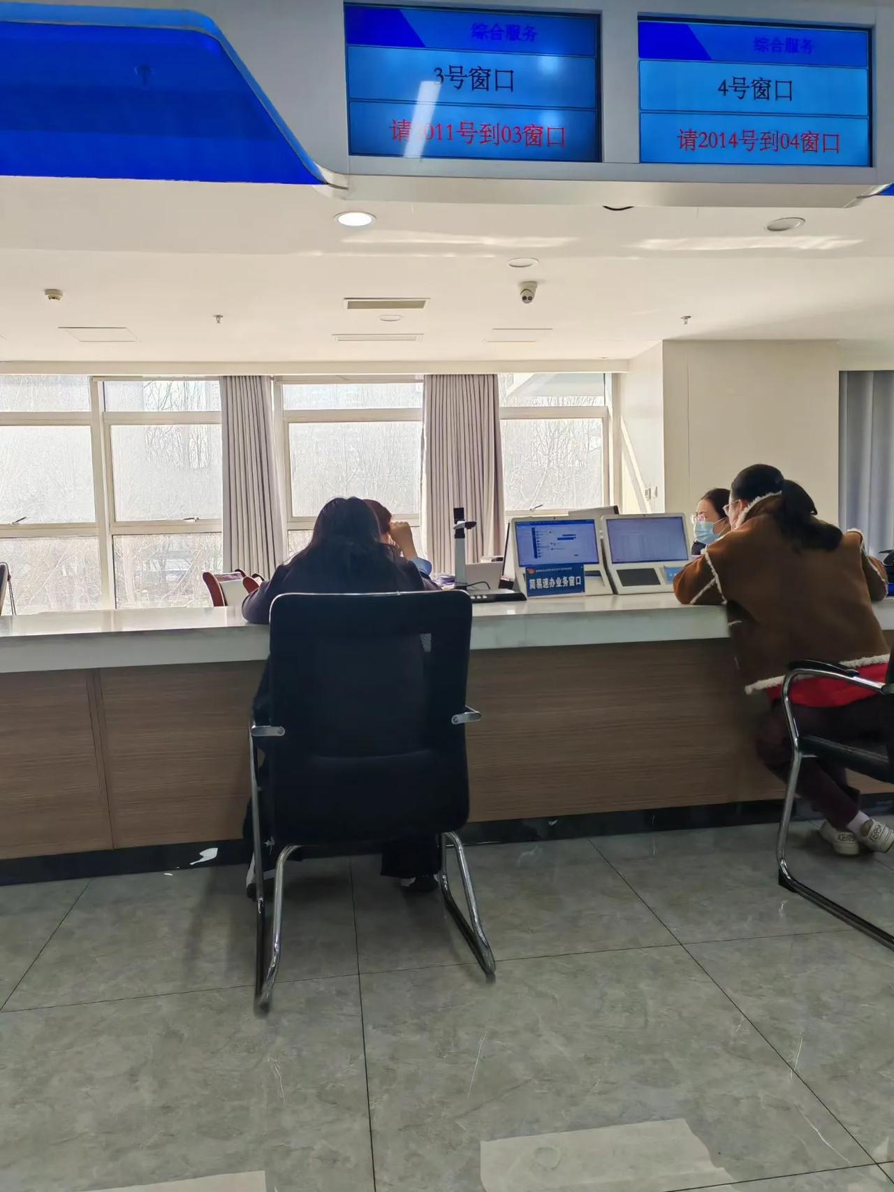 【继续办退税】经过一番折腾，一个女士告诉我，给你两个选择，一，到新华去，因为给你