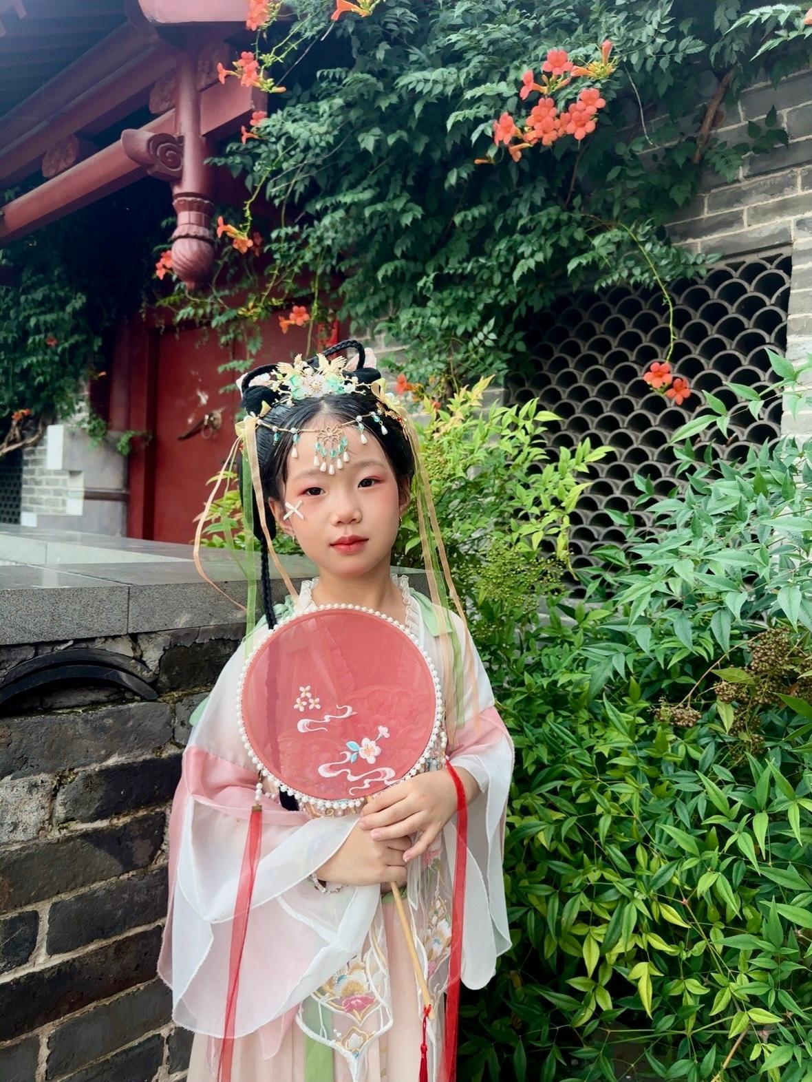姐姐想拍古装 她也跟着蹭小满还从来没试过苗族那种妆造 今儿我劝她试试 人就是不要