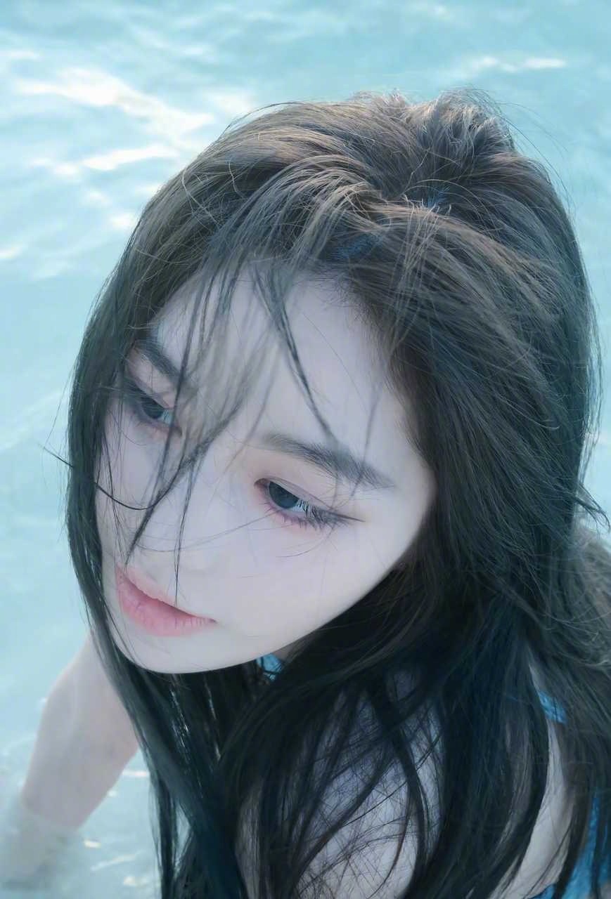 王奕0908出道九周年快乐王奕海边🏖️氛围感大片被王奕的海边造型惊艳到，姐姐真