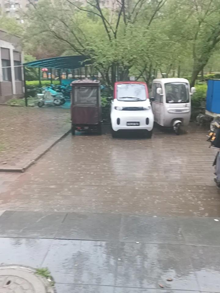 “宋江来了，宋江来了”
“什么呀？宋江来了，宋江来了”
“这不是宋江来了吗？”