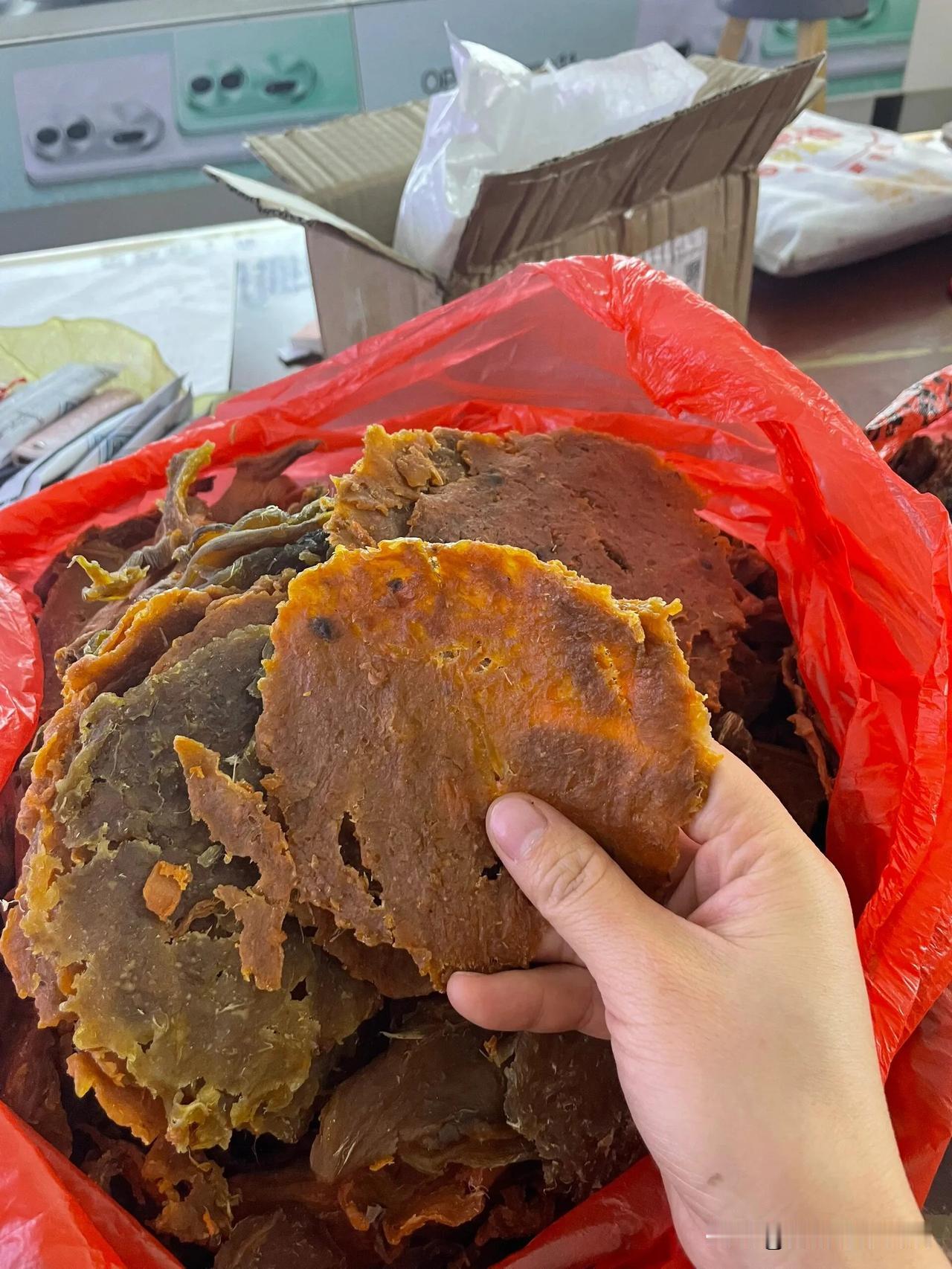 我表姨从云南寄来的！咱也不知道是啥？但是我妈看着这些东西，又是哭又是笑的！我也不