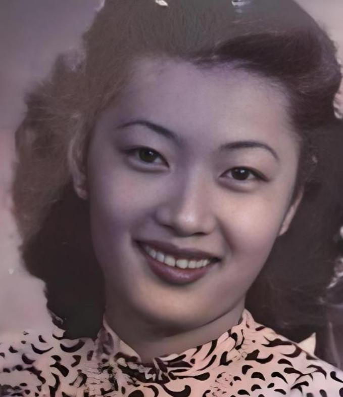 1946年，孔祥熙女儿逛公园遭军阀公子街头调戏，她立即举枪便射，两人互射十几发，