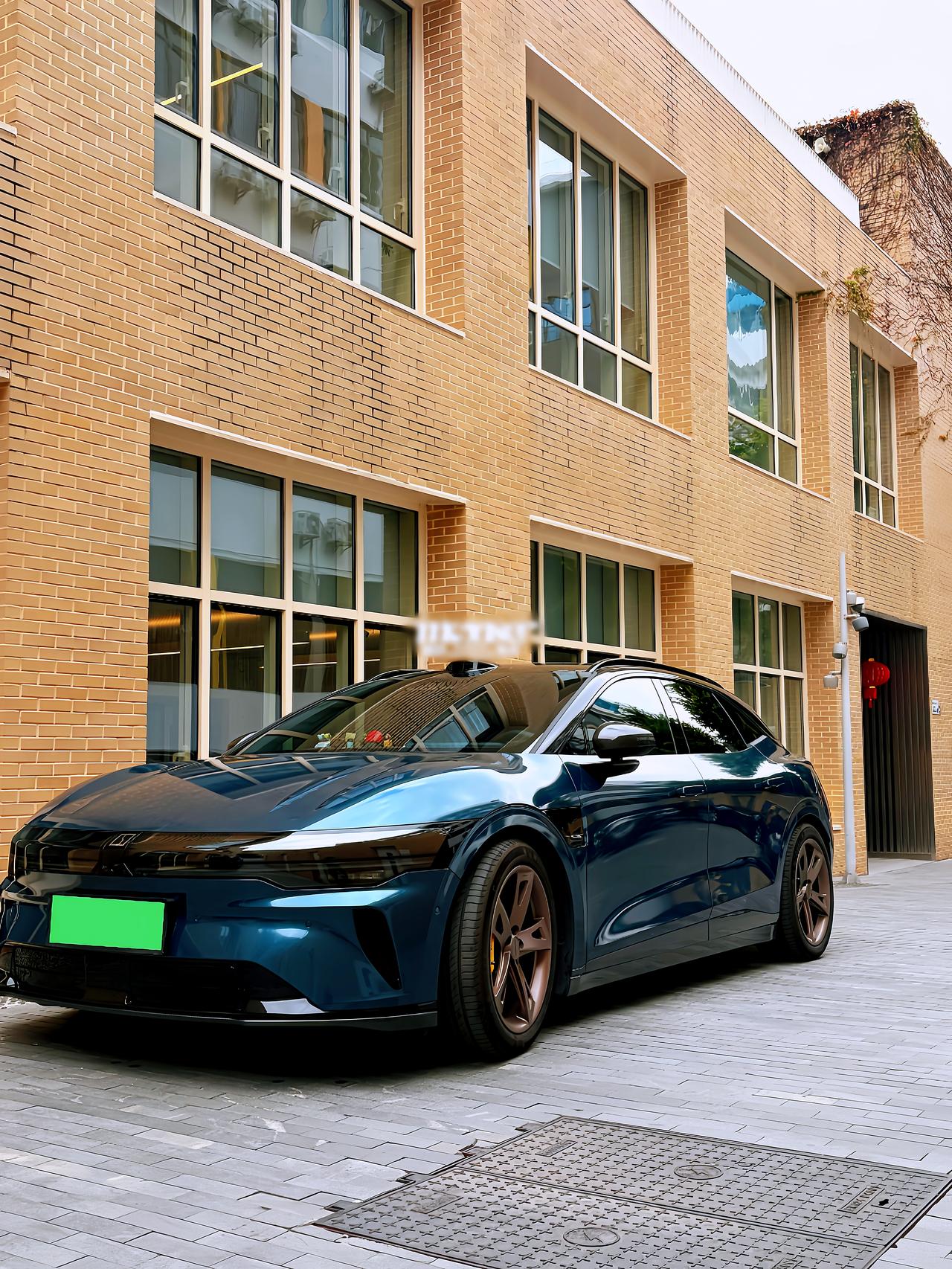 这套极氪007 GT改得真舒服，阿瓦隆绿本身就很有高级感，再用TPU碳纤维点一下