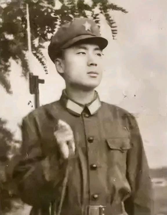 那天早上雾很大，老山那边静得能听见自己心跳。程国是淄博淄川人，1983年1月当兵