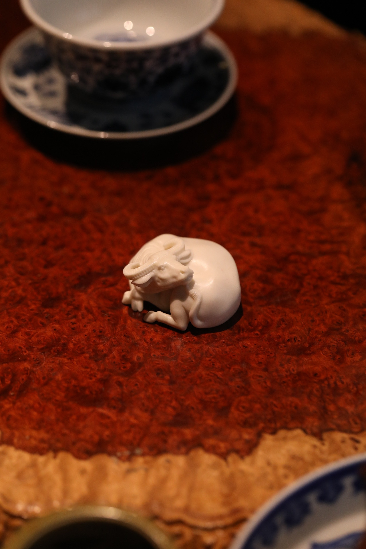 鹿角 | 卧牛 茶宠一段温润鹿角，历经时光打磨，质地清透如凝脂。匠人以圆雕巧思，