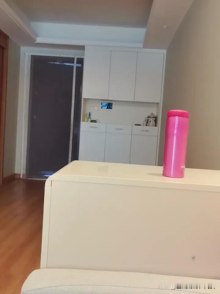 今天早上，我家大孙子小柚子让我血压飙升。

一早上他在看书，他姥姥昨天刚给他寄了