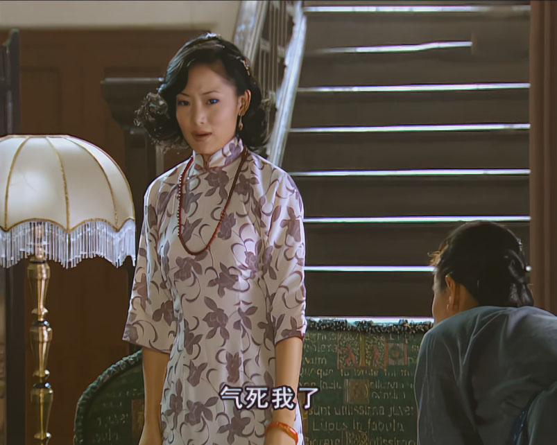 晚香的旗袍，图案繁琐花哨，比较符合剧中她的角色定位。
#金粉世家#