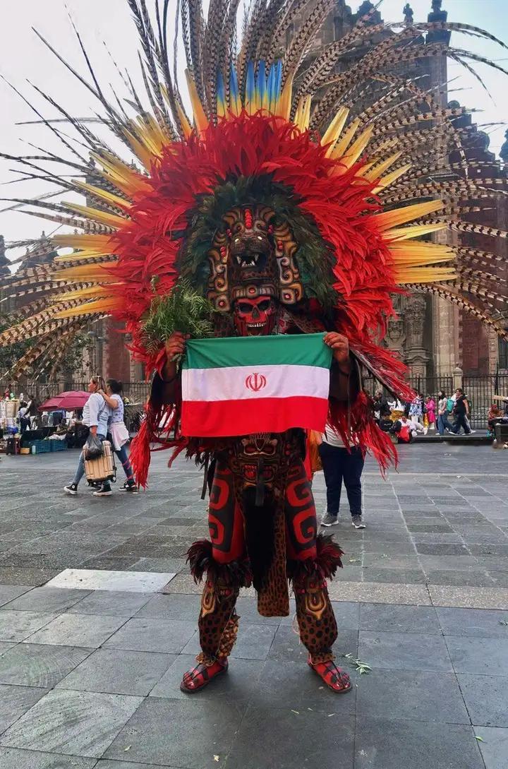 身着阿兹特克cos服，支持伊朗球队的墨西哥球迷众所周知，美国和他的邻居们关系都不