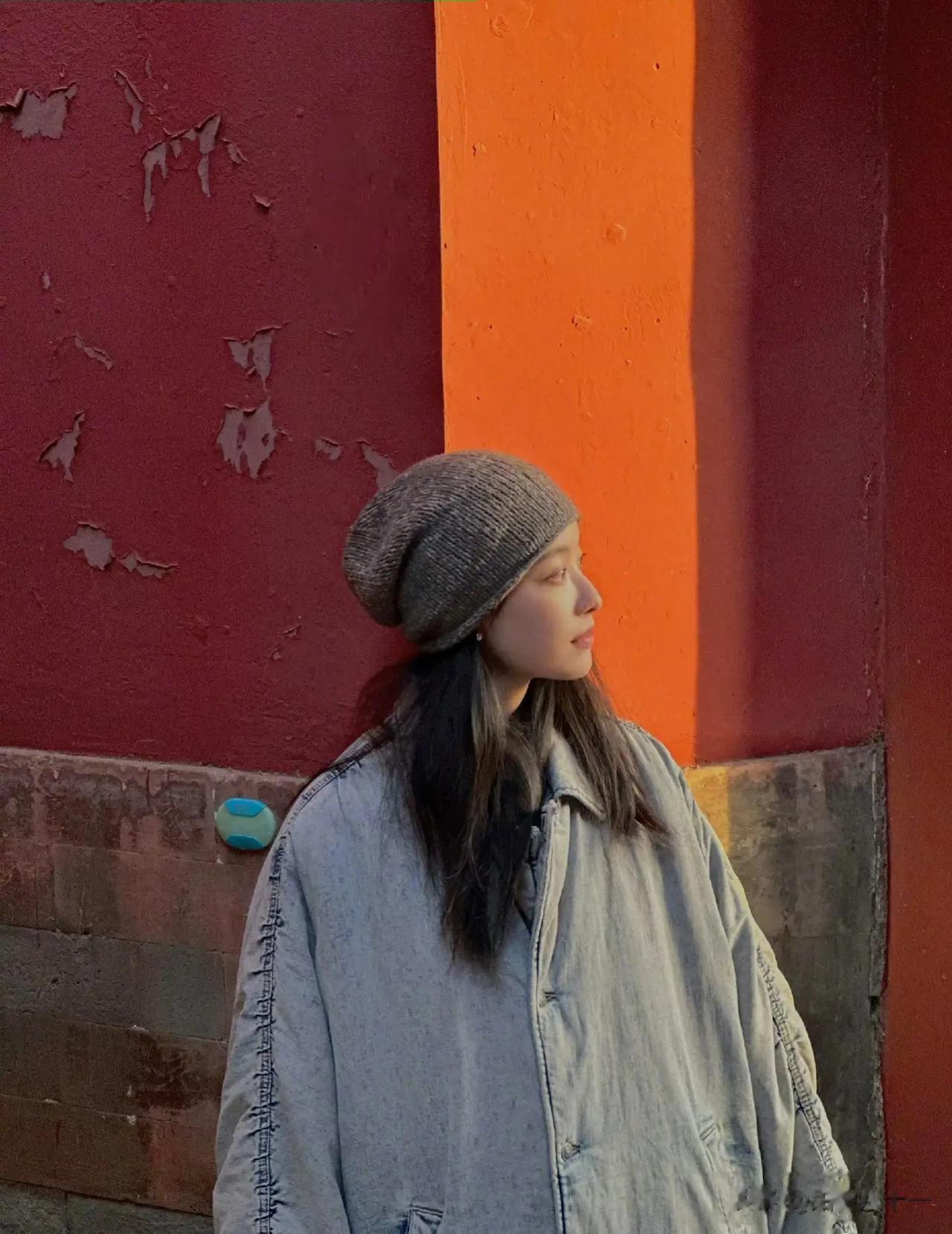 倪妮这件棉大衣一般人真驾驭不了，她就是有种能把丑衣服穿出高级感的超强魔力[捂脸]