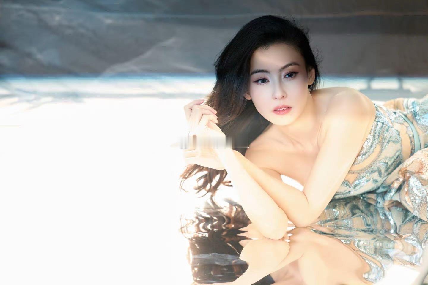 张柏芝实力演绎颜值骨相都不基础！卷发优雅，侧颜轮廓如雕塑般精致！张柏芝颜值骨相都