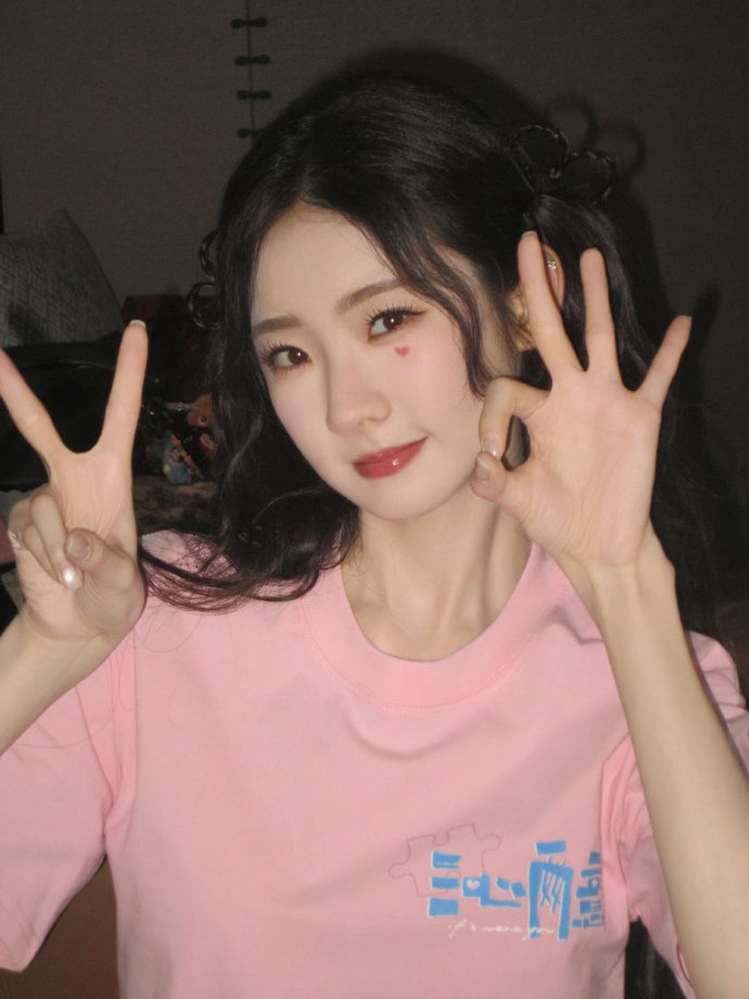 张艺凡穿高跟鞋在商场滑冰张艺凡光鲜亮丽的背后是搞笑女 偷偷滑冰被拍了个正着！张艺