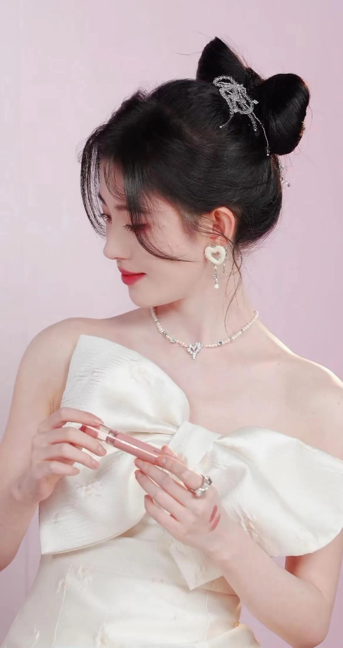 鞠婧祎七夕造型美炸了娱乐聚焦