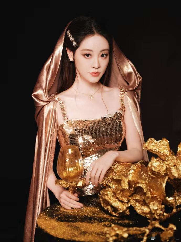 祝绪丹 金枝玉叶具象化祝绪丹这是什么人间富贵花！盛典金裙造型超亮眼，身姿挺拔，高