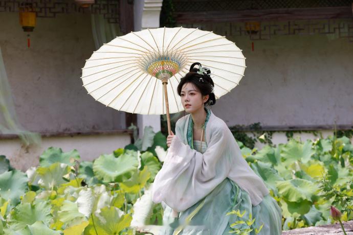 赵今麦水荷撑伞倒影赵今麦撑伞回眸一笑一池碧水倒映撑伞少女，赵今麦立于荷塘之间，转