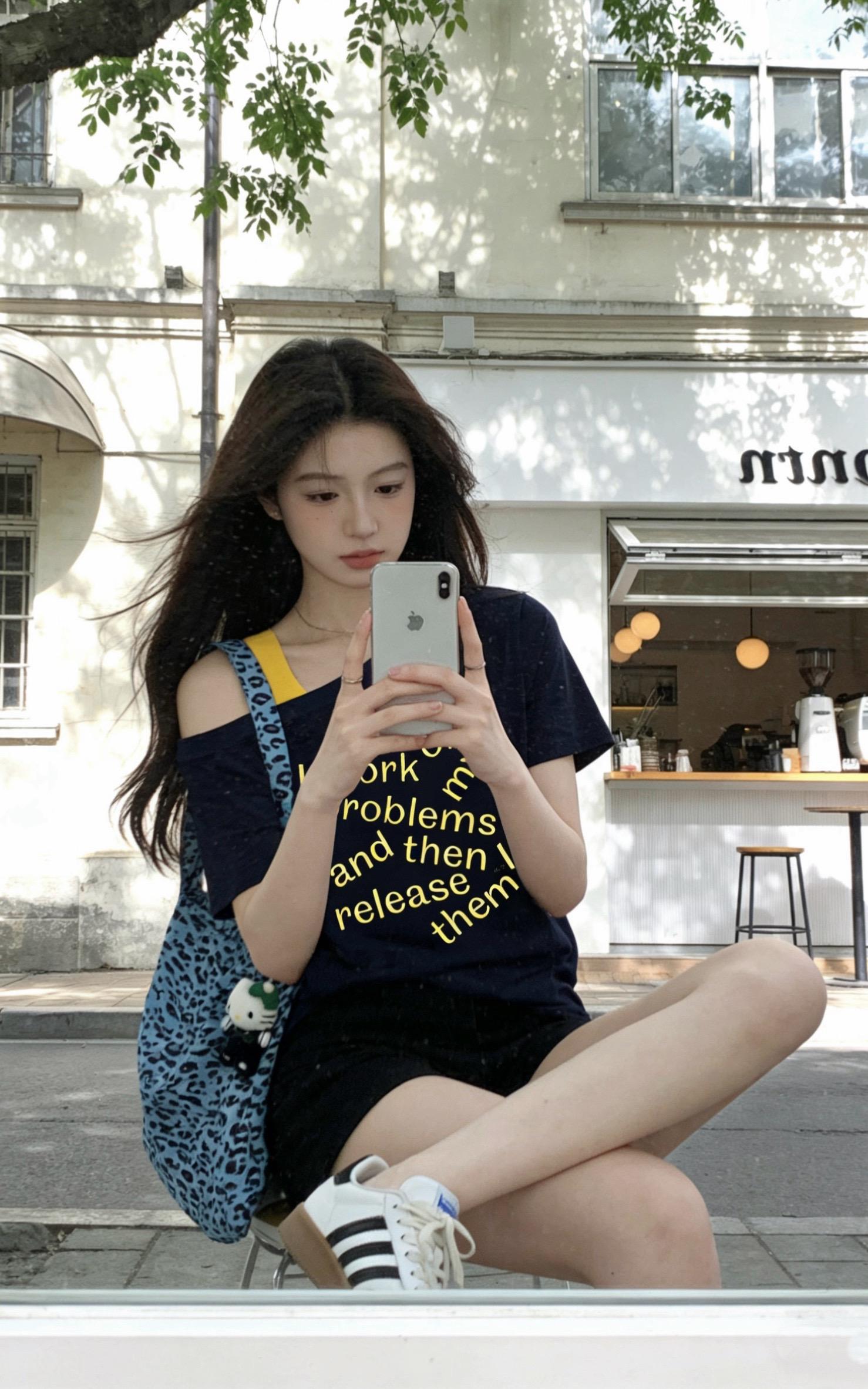 超级百搭的夏日斜肩T恤 撞色拼接超好看。