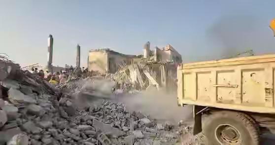 什么邪恶的人才会把炸弹投到一所小学上去？美国人不是麻雀被困在电线杆上都要停电来救