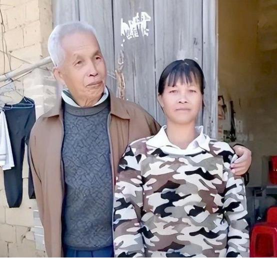[微风]广西第一猛男!1994年,49岁梁二将19岁女工友带回村,随后两人开始疯