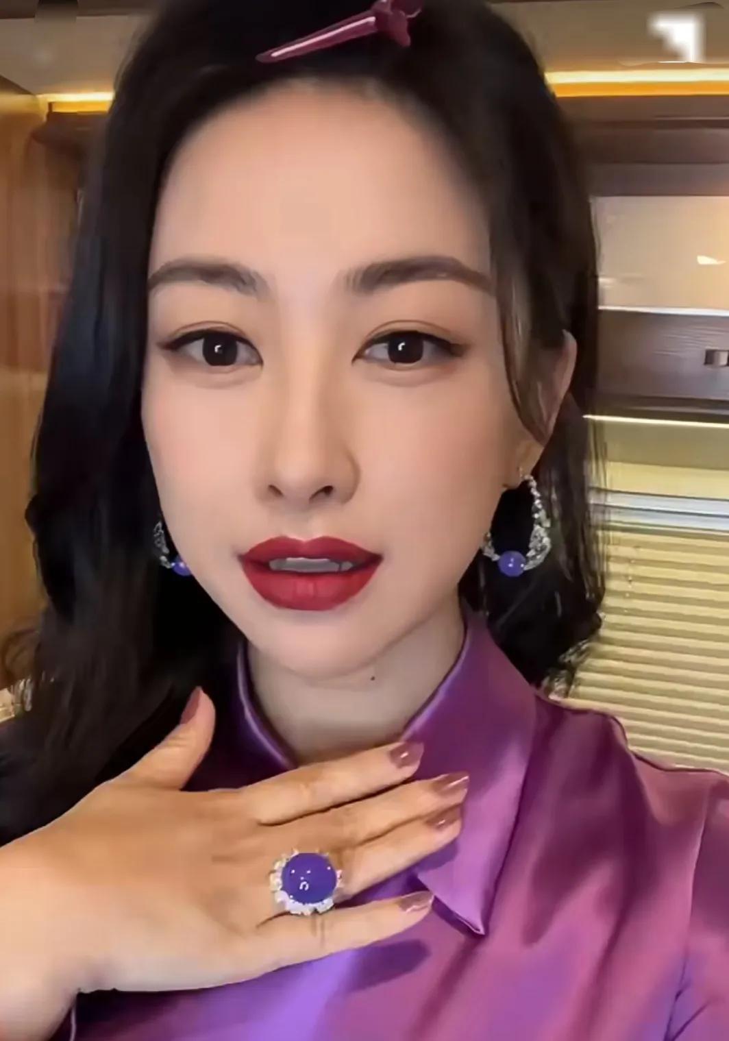 朱珠美术馆开业典礼造型
这身紫色也太有韵味了吧
朱珠总有一种不管站在哪里
都能让