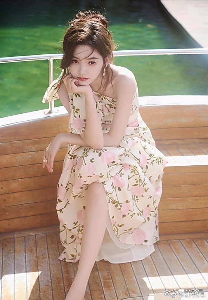 章若楠写真姿态优雅，自带独特魅力，尤其光脚在海边奔跑的模样。 ​​​