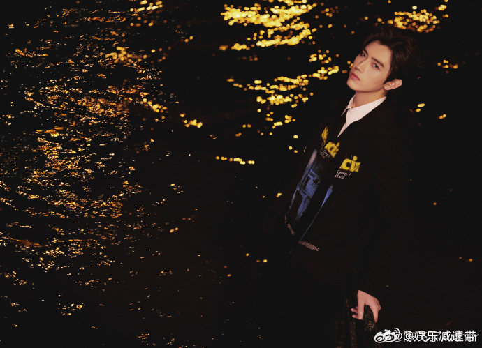 陈飞宇风格大变 陈飞宇风格大变太绝啦！新造型打破常规，深邃五官混血气质凸显，氛围