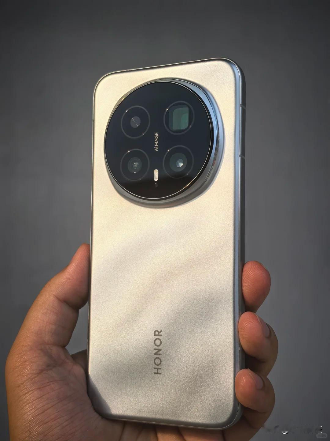 年底旗舰大战，小米17 Ultra和荣耀Magic8 Pro我都关注，两台都值得