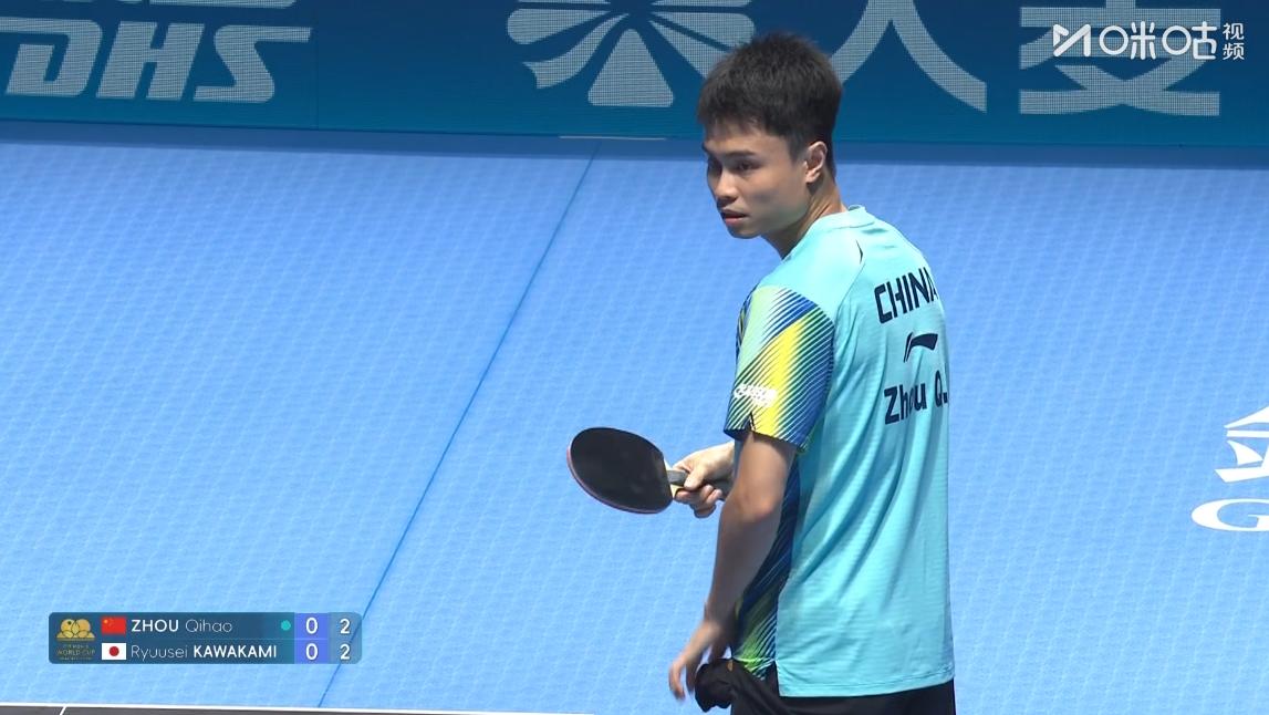 周启豪迎来世界杯首场比赛，
对战日乒球员川上流星，
没想到王皓亲自坐镇，
看得出