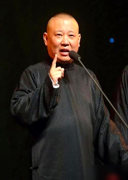 德云社这回真炸了！大师兄闫云达，竟当众把“带刀侍卫”李鹤彪骂成“伺候人的下人”！