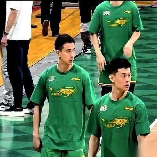 把球队大脑、MVP直接摁在替补席上。
这操作，外行一看，绝对要炸锅。什么情况？内