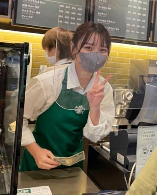 日本最美星巴克店员大秀比基尼近日，被封为「星巴克最美店员」封号的22岁日本女星安