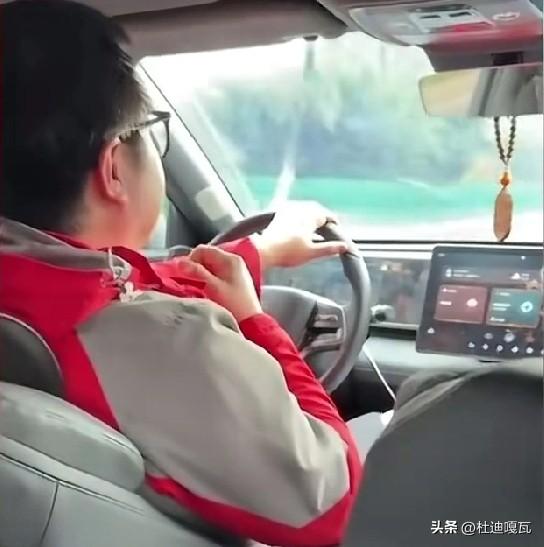 比亚迪车主庞先生又放了一个大招，这次将矛头指向了购车发票问题上，他质疑4S店存在