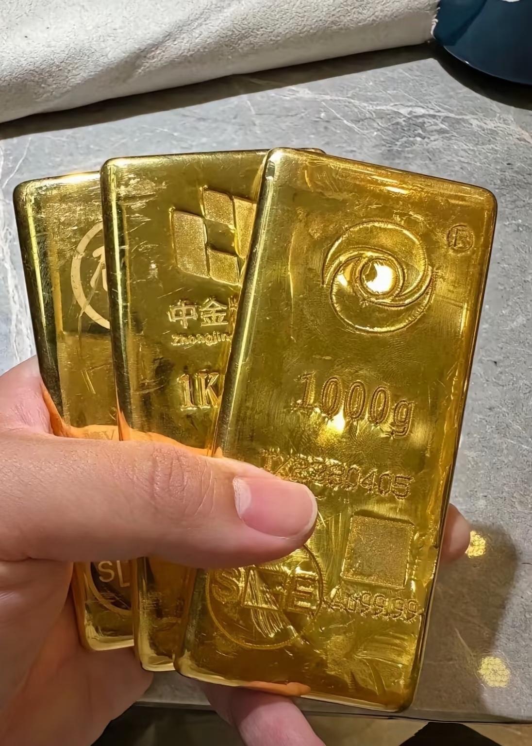 黄金突然爆跌，
好多新手坐不住了。
表哥倒腾黄金6年，告诉大家别慌
这种起伏就跟
