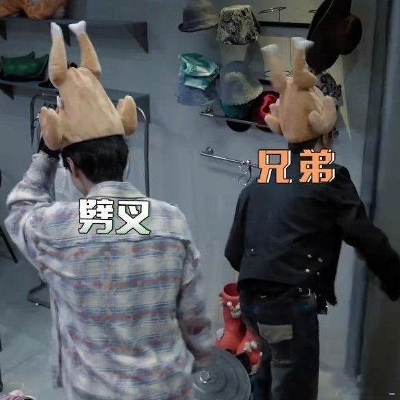 #许凯 腿在狂奔帽子在劈叉#在节目中，许凯的腿部动作迅速而有力，仿佛在与时间赛跑