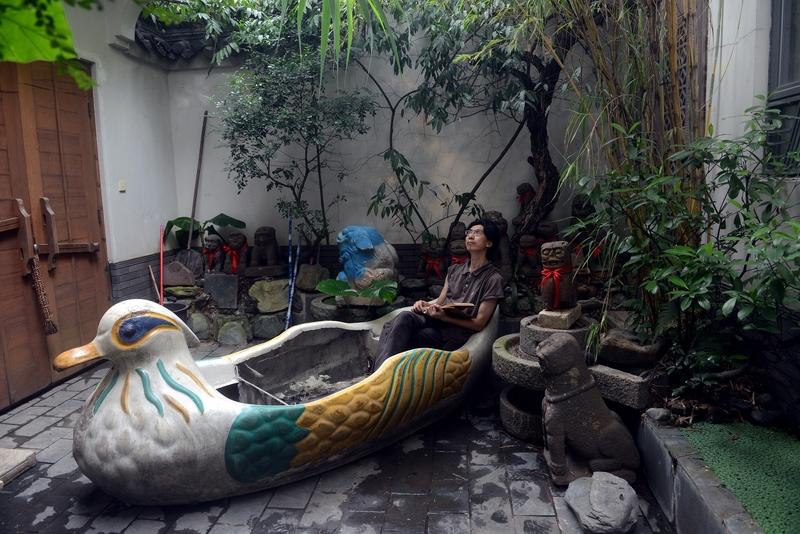 我收藏了不少有意思的东西。八十年代的老物件我有一些，像琉璃花插，寓意着“年年有鱼