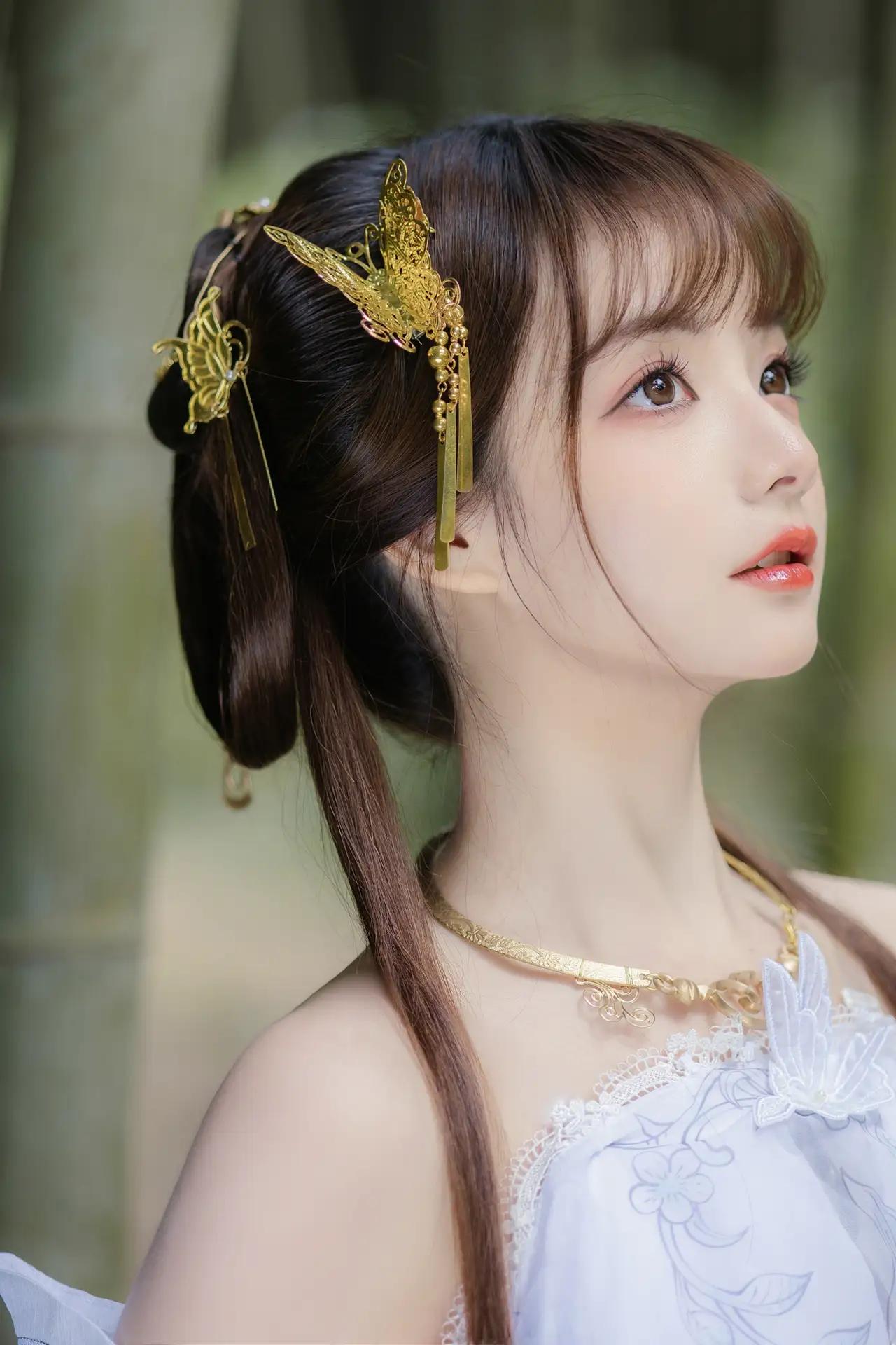 《画中仙》
晨雾未散的青石小径上，她缓步而来时，连风都放轻了脚步。浅蓝与月白交织