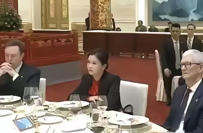 那个淡定坐在马斯克与库克“C位”中间的湖南妹子，曾是深圳最底层打工妹。从15岁辍