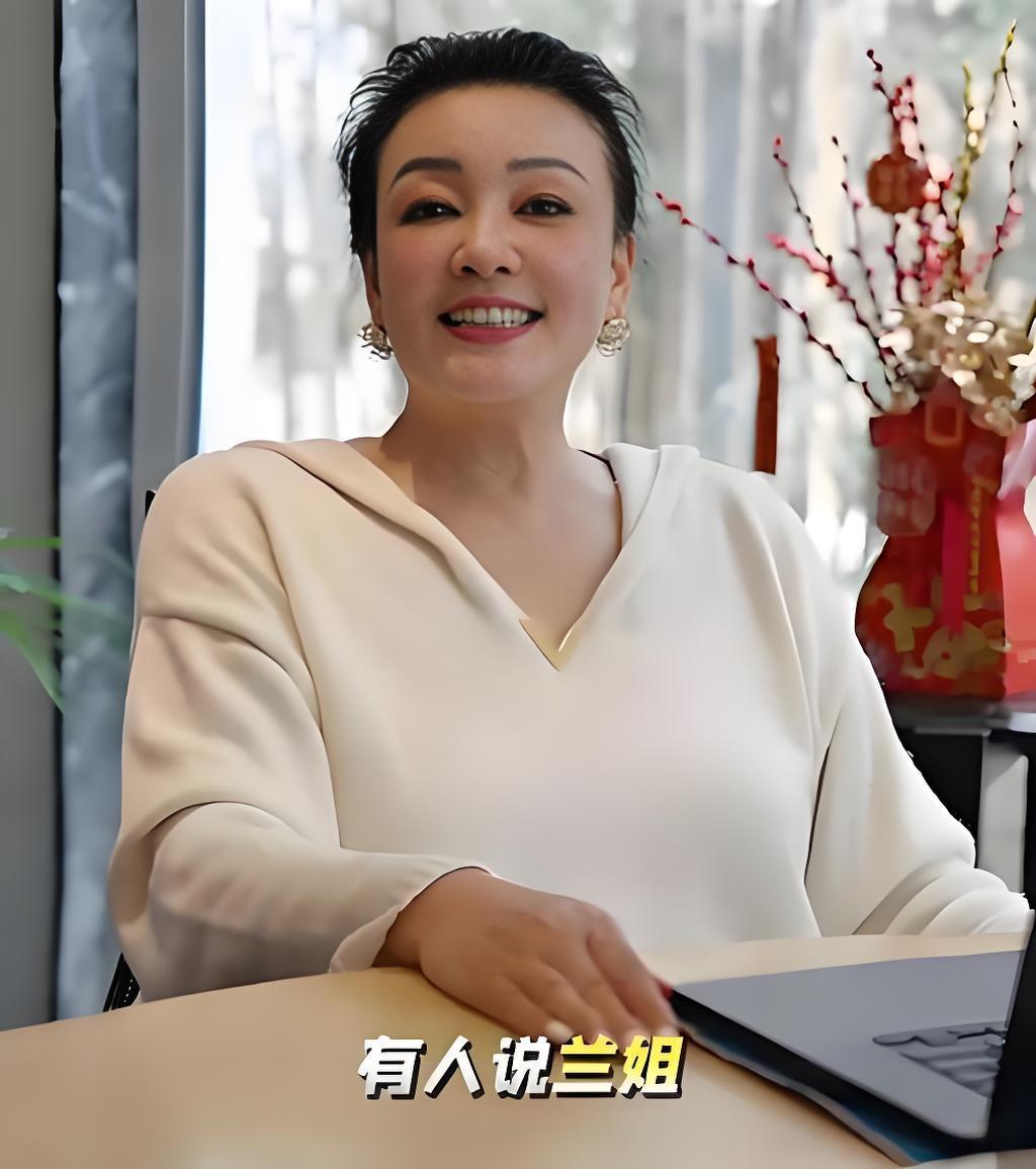 有人留言说：兰姐，你是不是嫉妒儿媳妇马筱梅？

张兰被这句话瞬间逗笑，她笑着回应
