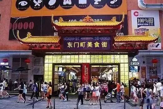 哪个城市都会有一条小吃美食街，就像厦门很多小吃就在中山路上或者附近的街巷中。上次